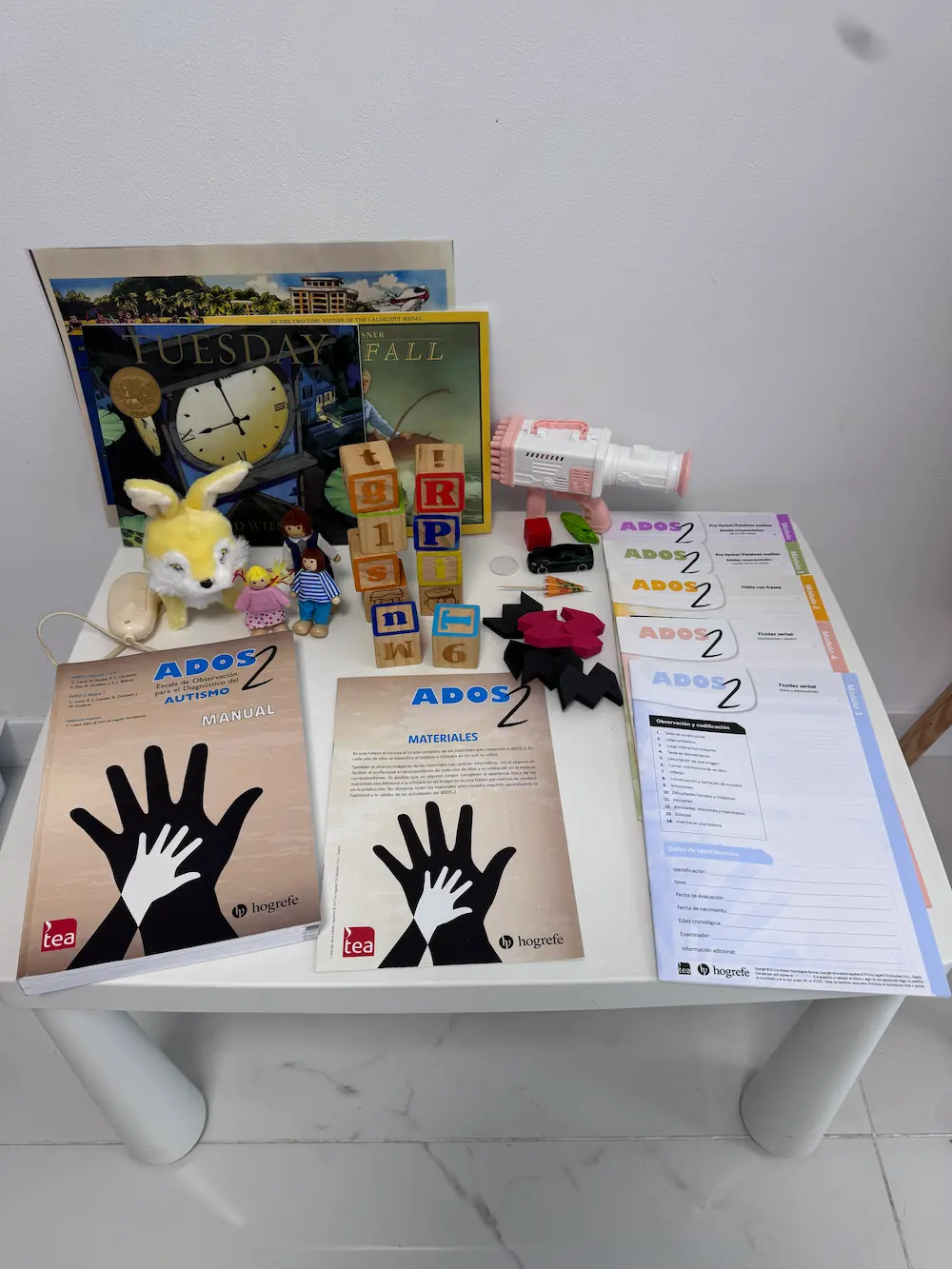 Materiales del test ADOS-2 para la valoración y el diagnóstico del autismo en el centro de psicología de Telde